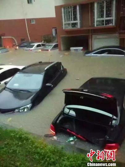 Liuzhou, Guangxi was hit by heavy rainfall, and hundreds of cars were flooded in the garage (Figure)