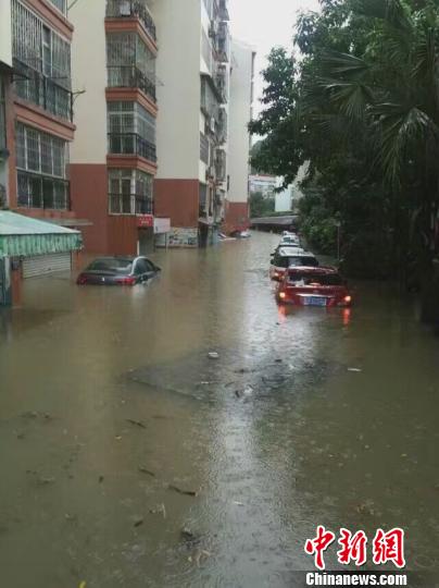 Liuzhou, Guangxi was hit by heavy rainfall, and hundreds of cars were flooded in the garage (Figure)
