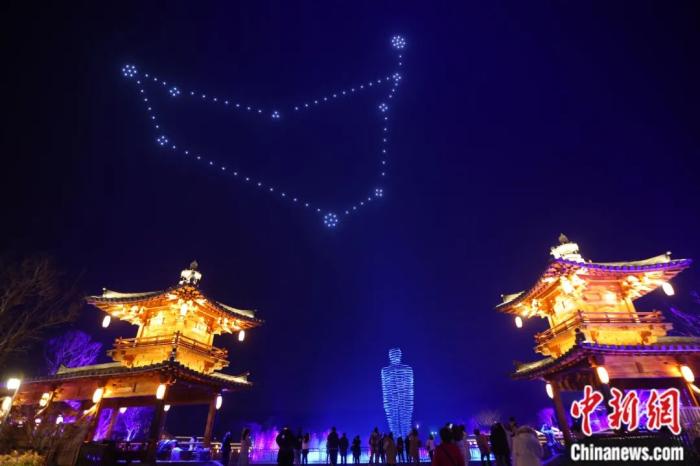 The drones launched in Wuxi, Jiangsu form a constellation pattern. Photo by Yang Bo