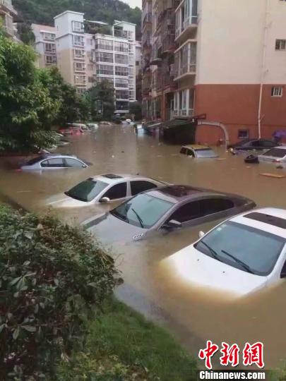 Liuzhou, Guangxi was hit by heavy rainfall, and hundreds of cars were flooded in the garage (Figure)